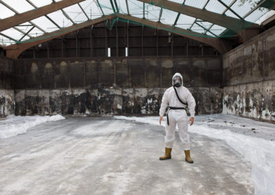 Rijkswaterstaat demonteren asbest dak van de zoutloods te Zevenaar